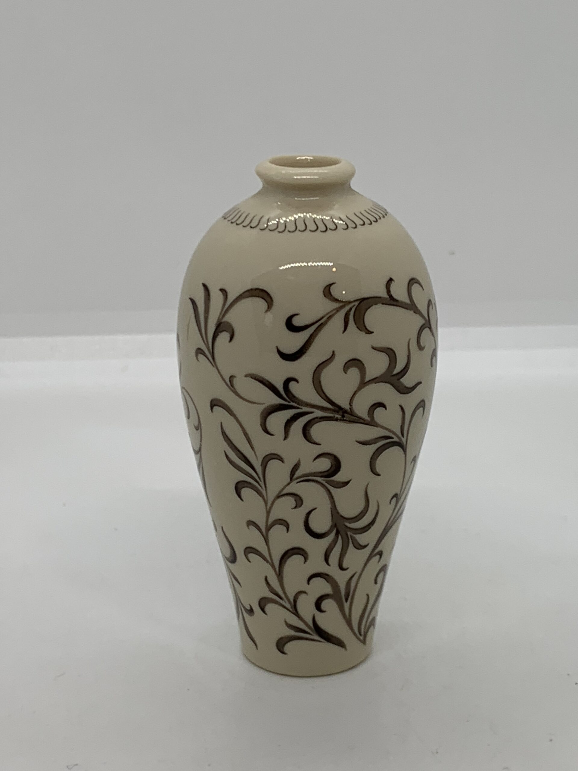 1980 Franklin Mint Treasures of Imperial Dynasties Beige Vase 8cm