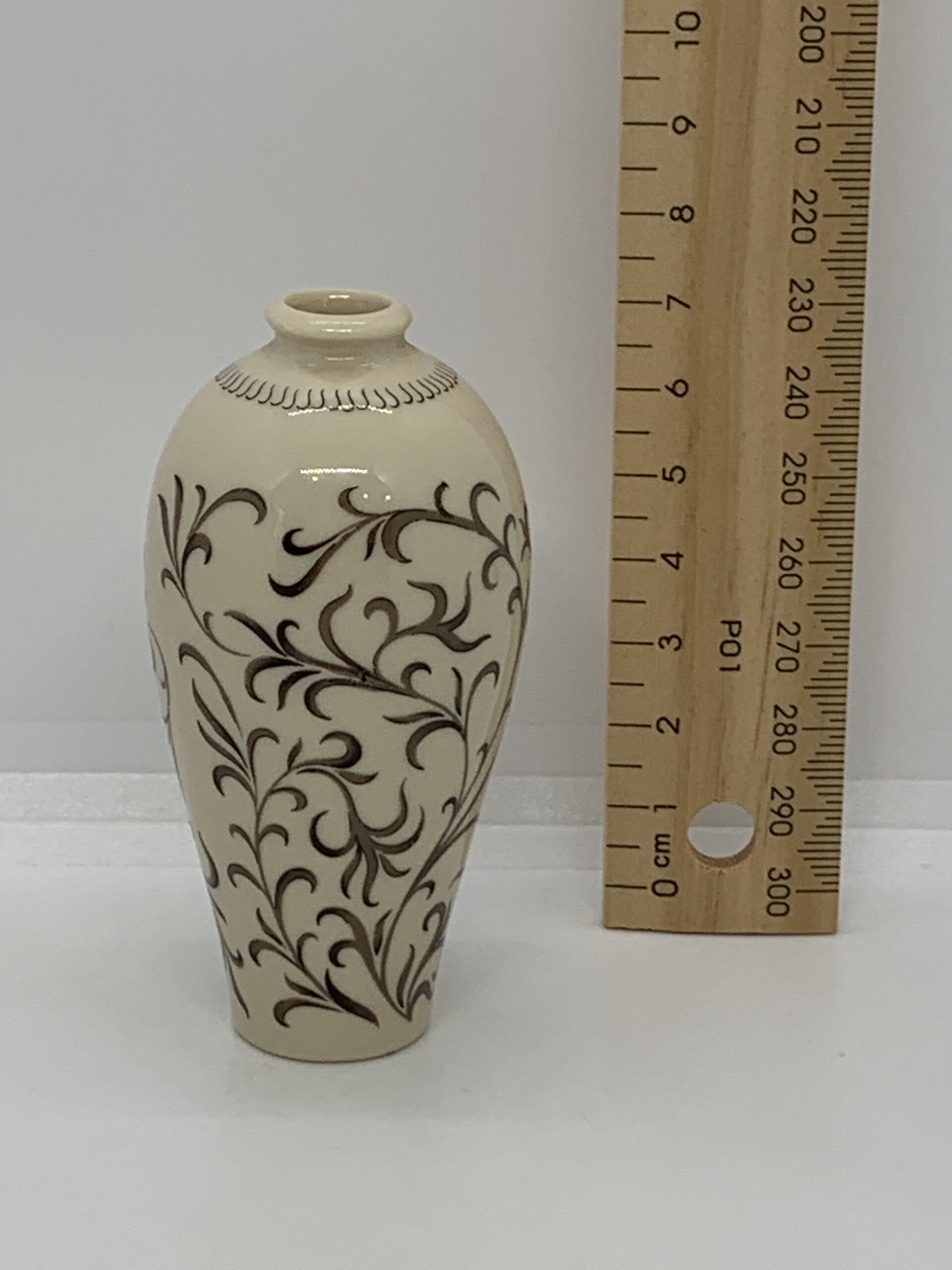 1980 Franklin Mint Treasures of Imperial Dynasties Beige Vase 8cm